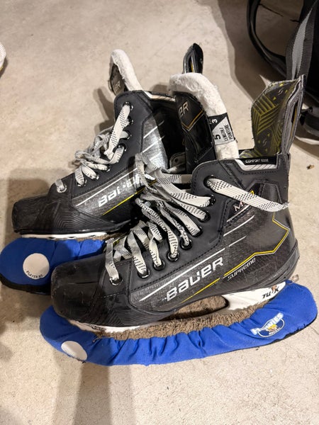 2024 Bauer Supreme M40 Hockey Skates Regular Width Size 5 (Used)