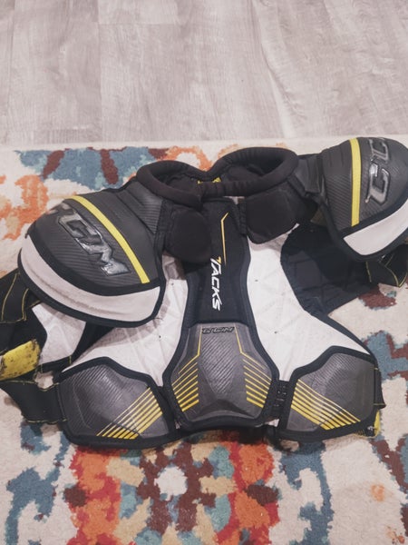 Large/Extra Large Junior CCM Tacks 5092 Shoulder Pads (Used)
