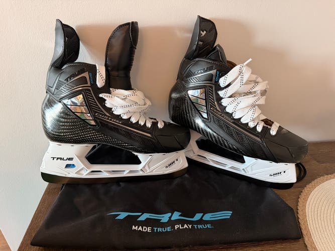 Black True SVH Hockey Skates Regular Width 9.5 (New)