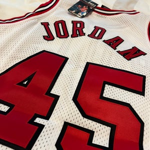 Jordan Bulls #45 White size 48 Men's Nike Jersey (New)