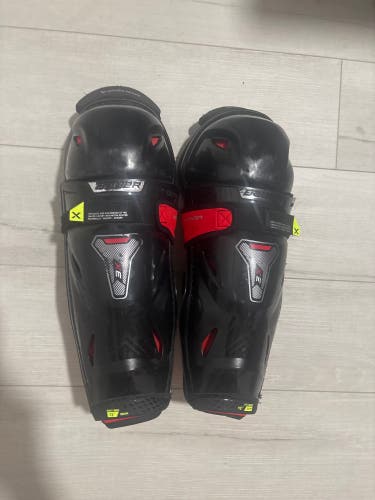 Intermediate Bauer Vapor 3X 13" Shin Pads (Used)