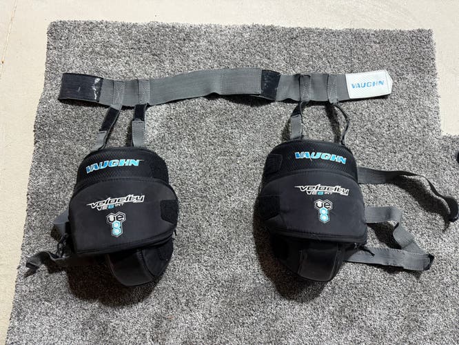Vaughn Velocity VE8 INT Goalie Knee Guards Black