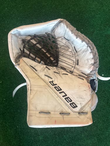 White Senior Bauer Supreme Mach Goalie Glove Regular (Used)