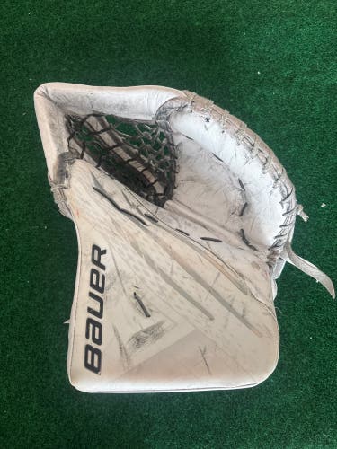 White Senior Bauer Vapor Hyperlite Goalie Glove Regular (Used)