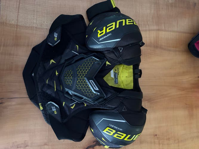 Men's Medium Junior Bauer Supreme 3S Shoulder Pads (Used)