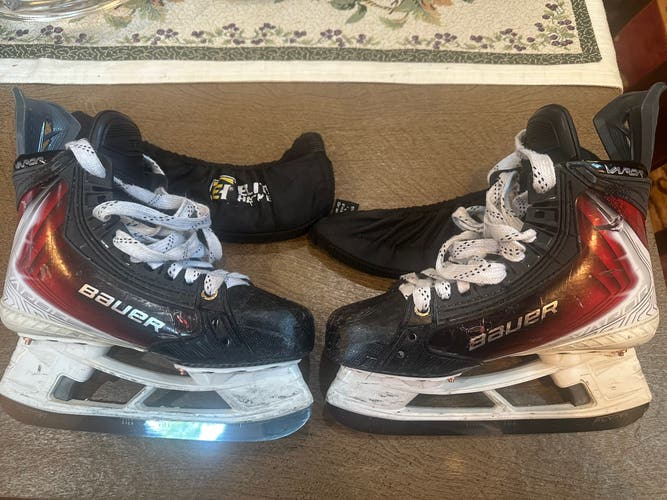 Red 2025 Bauer Vapor Flylite Hockey Skates Extra Wide Width Size 5 (Used)