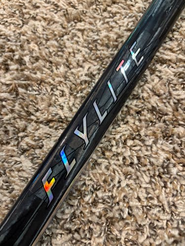 Bauer Vapor Flylite SR Grip RH Hockey Stick P28 77 Flex (New) Black/Purple (No Warranty)