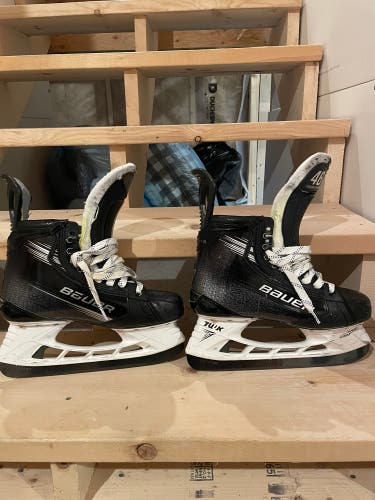 Black Bauer Vapor Hyperlite 2 Hockey Skates Regular Width 8 (Used)