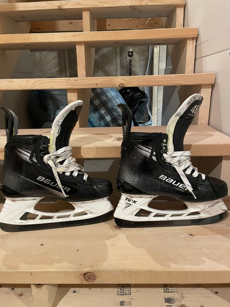 Black Bauer Vapor Hyperlite 2 Hockey Skates Regular Width 8 (Used)