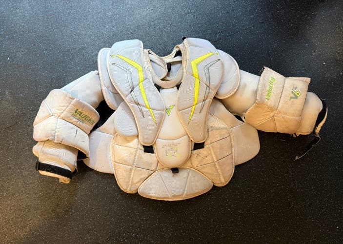Medium Vaughn V6 2200 Pro Goalie Chest Protector (Used)