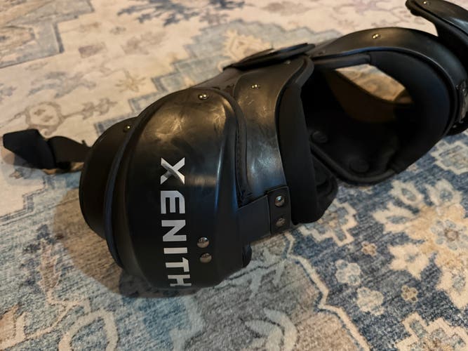 Medium Youth Xenith Flyte Shoulder Pads (Used)