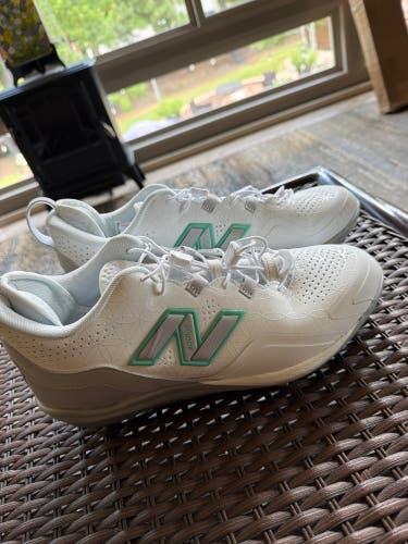 White Men's Size M 10.5 (W 11.5) New Balance Lindor 3 (Used)