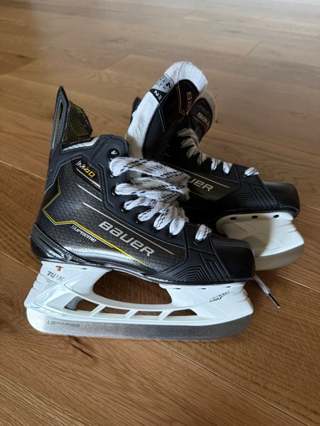 Black Bauer Supreme M40 Hockey Skates Regular Width Size 4.5 (New)