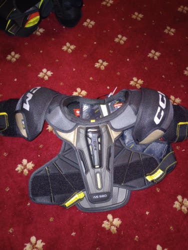 Large/Extra Large Junior CCM AS580 Shoulder Pads (New)