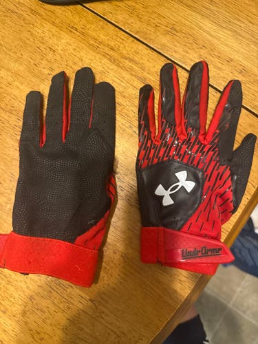 Medium Under Armour clean up Batting Gloves (short cuff) New)