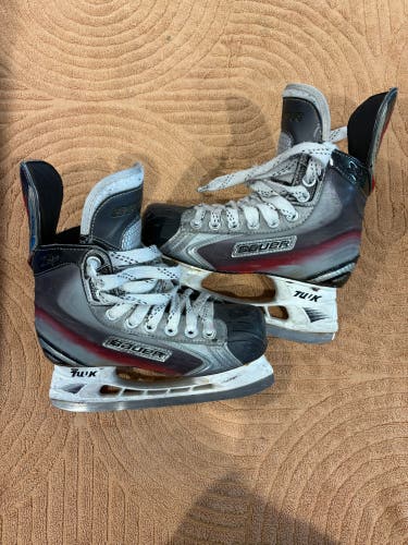 Junior Bauer Vapor X 7.0 Hockey Skates Regular Width Size 2 (Used)