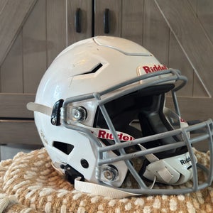 White Youth Medium Riddell SpeedFlex Helmet (Used)