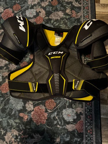 Large Senior CCM Tacks 3092 Shoulder Pads (Used)