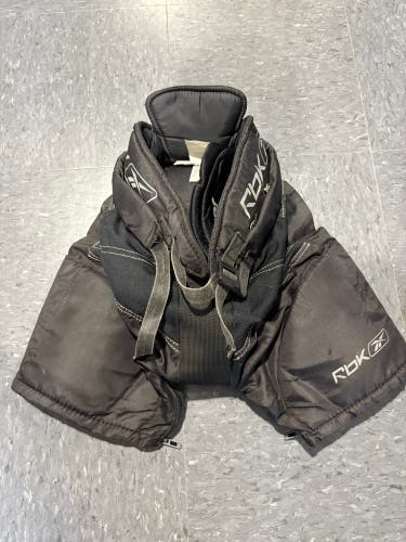 Black Youth Medium Reebok 5k Hockey Pants (Used)