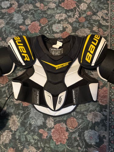 Medium Senior Bauer Supreme 150 Shoulder Pads (Used)