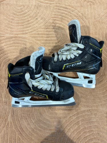 Junior CCM Super Tacks 9370 Hockey Goalie Skates Regular Width Size 3 (Used)
