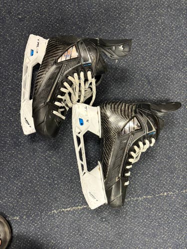 2025 True Pro Custom Hockey Skates Regular Width 7.5 (Used)