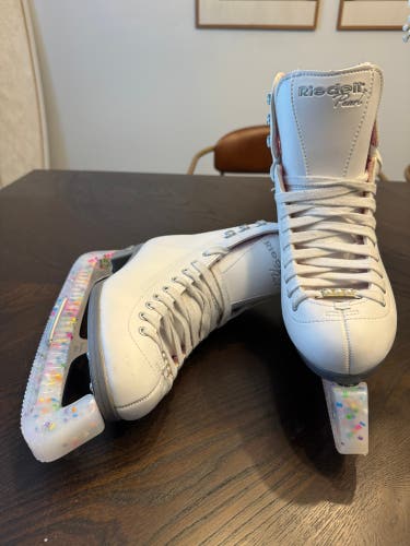 Riedell Pearl 114Figure Skates Womens Adult 6, barely used, like new.