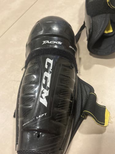Junior CCM Tacks 9550 11" Shin Pads (Used)