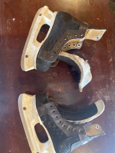 Black CCM Mustang Hockey Skates Regular Width 8 (Used)