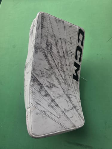 White Intermediate CCM Extreme Flex 7.9 Goalie Blockers Regular