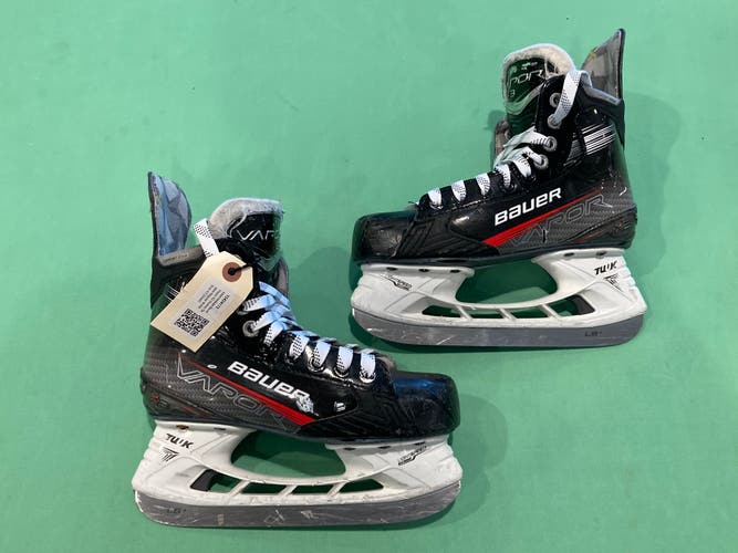 Used Intermediate Bauer Vapor X3 Hockey Skates Size 4.5