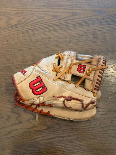2022 Wilson A2000 RH Infield Baseball Glove 11.75" (Used)