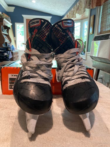 Black 2023 True HZRDUS 9x Hockey Skates Regular Width 9 (Used)