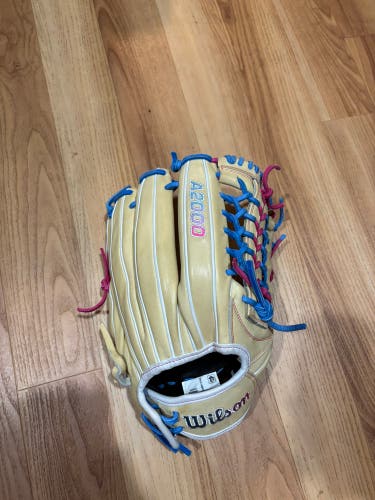 Wilson A2000 RH Outfield Softball Glove 12.5" (Used)