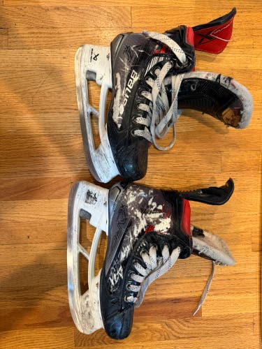 2023 Bauer Vapor X5 Pro Hockey Skates Regular Width Size 2.5 (Used)
