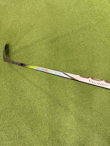 Bauer Vapor Hyperlite 2 Hockey Stick | LH P92 Youth 30 Flex
