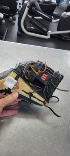 Used Wilson A500 11.5 BB/SB Glove RH Throw None 11 1/2" 11497-S000159454