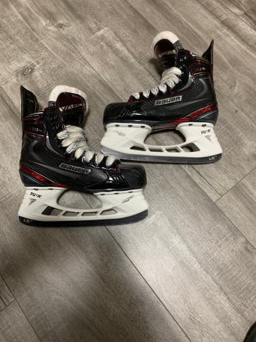 LIKE NEW Bauer Vapor XLTX Pro Hockey Skates Regular Width Size 2.5 (Used)