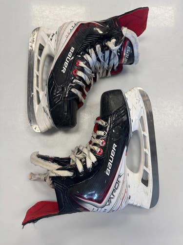 Used Bauer FLY 30 Intermediate Hockey Skate Intermediate 5.5 11860-S000312036