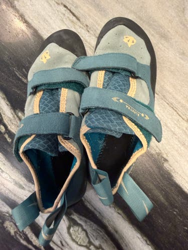 Blue Unisex 6.5Y (Big Kids / Youth) Youth Shoes (Used).