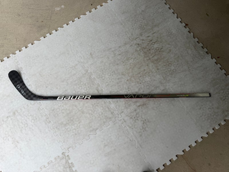 Intermediate Bauer Vapor Hyperlite Right Handed Hockey Stick P92 65 Flex (Used)