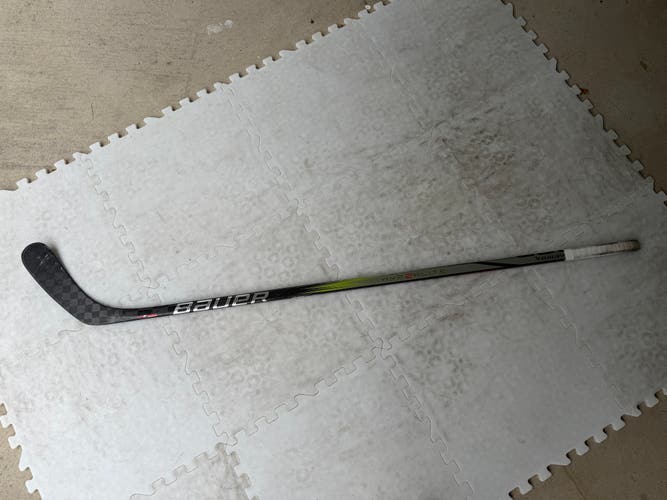 Senior Bauer Vapor Hyperlite 2 Right Handed Hockey Stick P92 65 Flex (Used)