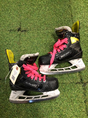 Youth Bauer Supreme 3S Pro Hockey Skates Regular Width 13 (Used)