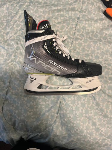 2021 Bauer Vapor Hyperlite Hockey Skates 11.5 (Used)