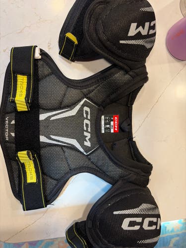 Men's Small Youth CCM Vector Shoulder Pads (Used)