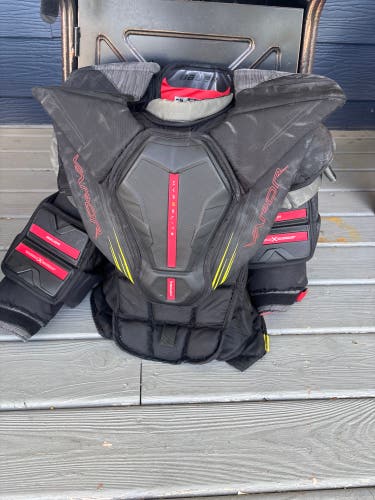 Medium Bauer Vapor Hyperlite 2 Goalie Chest Protector (Used)