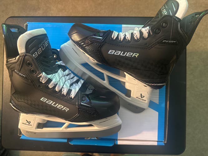 New intermediate Bauer size 4 fit-2 Supreme Shadow Hockey Skates
