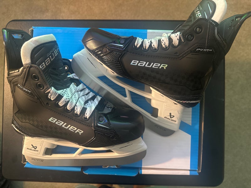 New intermediate Bauer size 4 fit-2 Supreme Shadow Hockey Skates