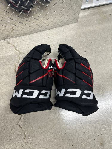 NHL CHICAGO BLACKHAWKS CCM Pro Model Gloves 14" Pro Stock (Used)