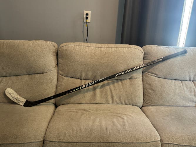 Senior Bauer Pulse Right Handed Hockey Stick P28 70 Flex (New)